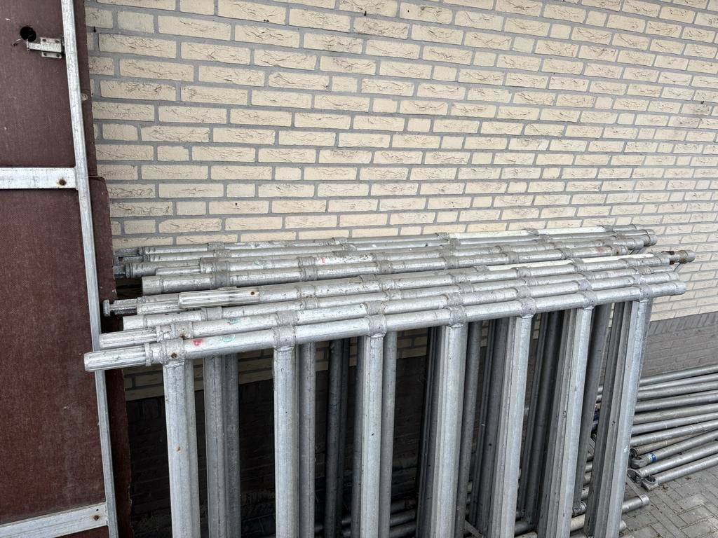 Aluminium steiger 2x 6m met rekken en wielen, Ophalen, Gebruikt, Rolsteiger of Kamersteiger, 5 meter of hoger