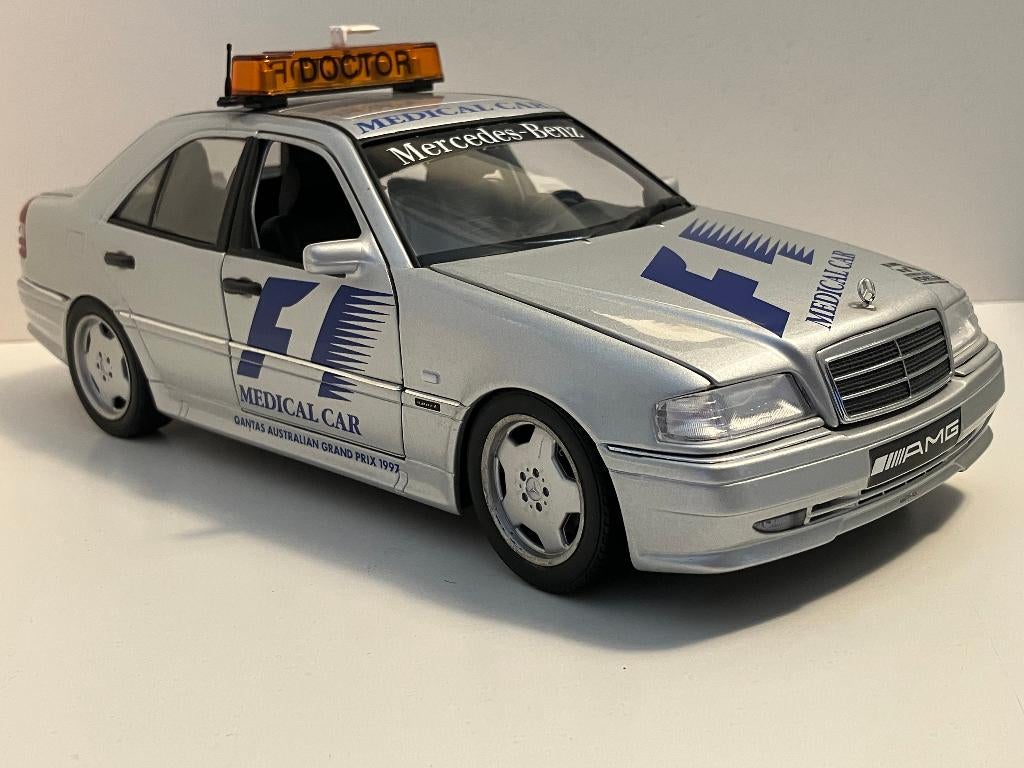 Mercedes Benz C36 AMG Medical Car F1 1997 1:18 UT, Hobby en Vrije tijd, Modelauto's | 1:18, Ophalen of Verzenden, Nieuw, Auto