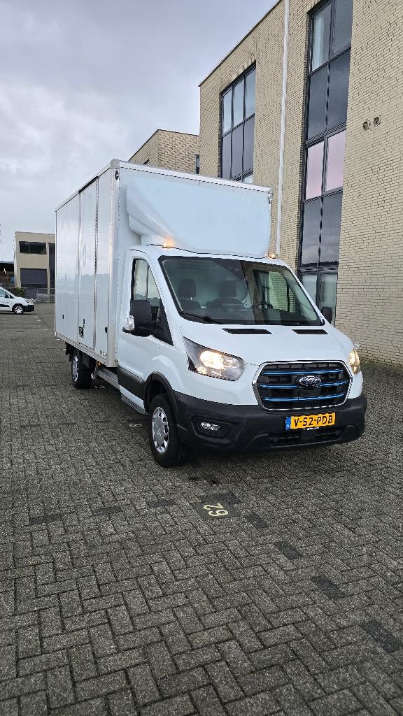 Ford e-Transit 68kWh 184pk RWD 2024 Meubelbak, Auto's, Bestelauto's, Automaat, Zwart, Wit, Elektrisch