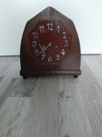 Oude houten tafelklok, Ophalen