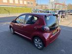 Toyota Aygo 1.0-12V Aspiration Red Arico Inruilauto’s tege, Voorwielaandrijving, 4 stoelen, Leder en Stof, 68 pk