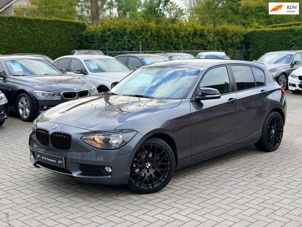 BMW 1-serie 116i Business|Nieuwe Ketting + Klepseals|Carplay, 1-Serie, Euro 5, Gebruikt, Zwart