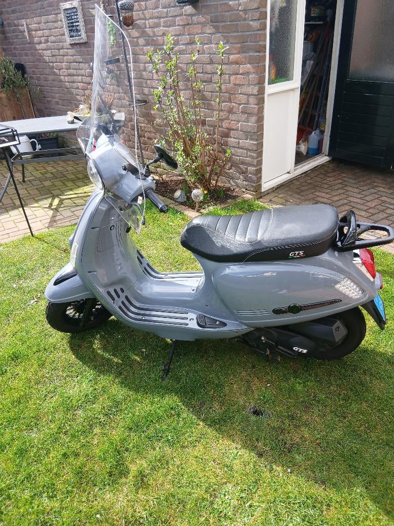 Tekoop snorscooter gts toscana bouwjaar 2019, Ophalen, Zo goed als nieuw