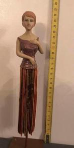 Vrouwen beeldke met kralen rok op ijzeren voet, Ophalen