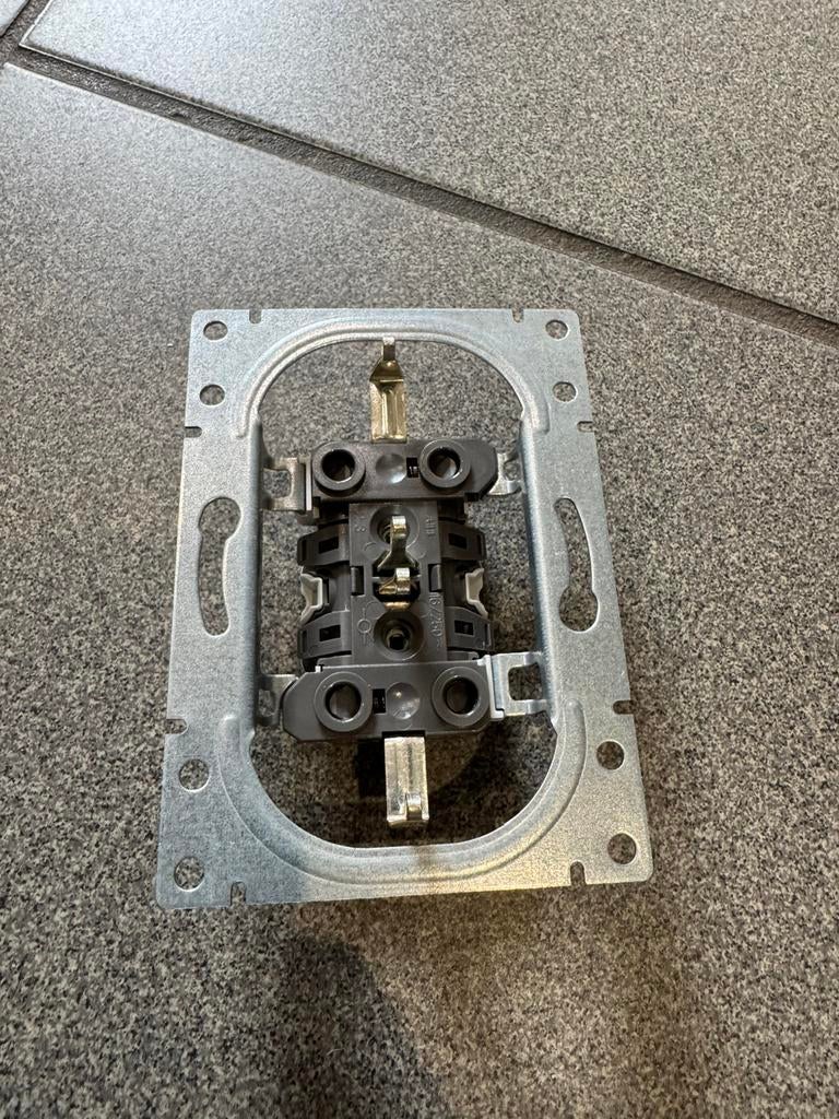 Busch Jaeger wandcontactdoos basiselement, Ophalen of Verzenden, Nieuw, Stopcontact