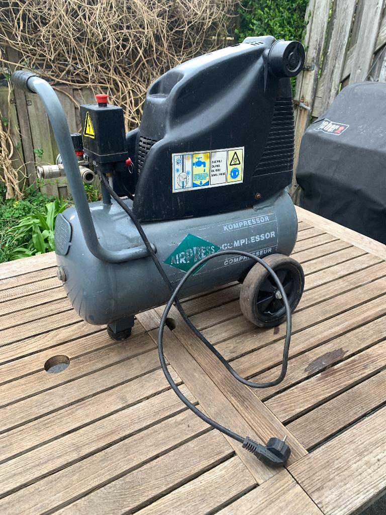 Compressor, airpress HLO 215/25 euro series, Doe-het-zelf en Verbouw, Compressors, Ophalen, 6 tot 10 bar, Zo goed als nieuw, 25 tot 100 liter