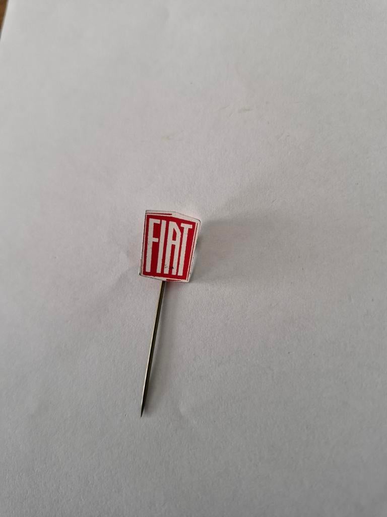 304 Vintage Fiat Speldje - Zeldzaam!, Auto diversen, Autostickers, Ophalen of Verzenden