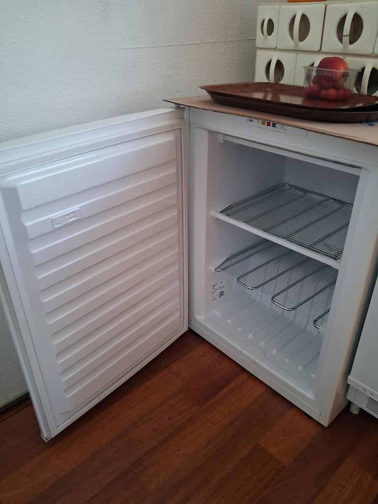 Nette Bauknecht vriezer, 4 jaar oud, werkt uitstekend, Gebruikt, Minder dan 60 cm, Vrijstaand, Ophalen