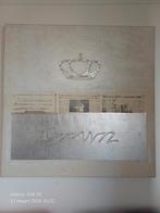 Modern schilderij met kroon en krantenknipsels, Ophalen of Verzenden