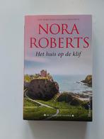 Nora Roberts : Het huis op de klif, Ophalen of Verzenden, Zo goed als nieuw, Nora Roberts, Amerika