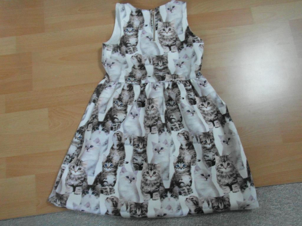 lief meisjes jurkje, bedrukt met kleine poesjes, box met kat, Kinderen en Baby's, Kinderkleding | Maat 140, Meisje, H&M, Ophalen of Verzenden