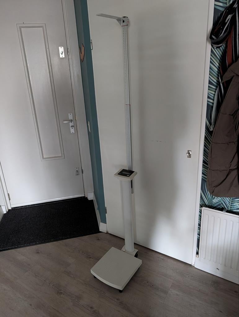 Seca personenweegschaal met lengtemeter, Witgoed en Apparatuur, Weegschalen, Gebruikt, 1 tot 500 gram, 100 kg of meer, Ophalen of Verzenden
