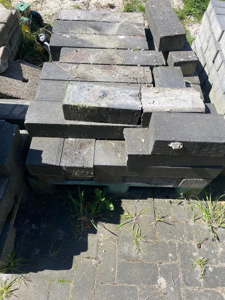 Gebruikte stoeptegels en betonbielzen antraciet, Tuin en Terras, Ophalen, Gebruikt, Klinkers, 10 m² of meer