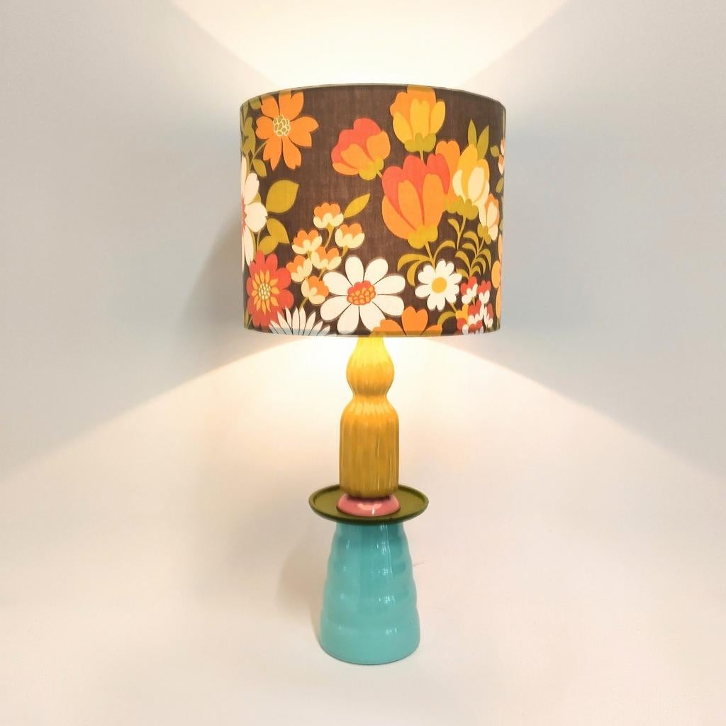 Kleurrijke Retro Tafellamp Keramiek serviesgoed Bloemenkap, 50 tot 75 cm, Ophalen of Verzenden, Retro, Kleurrijk, Jaren '70, Overige materialen