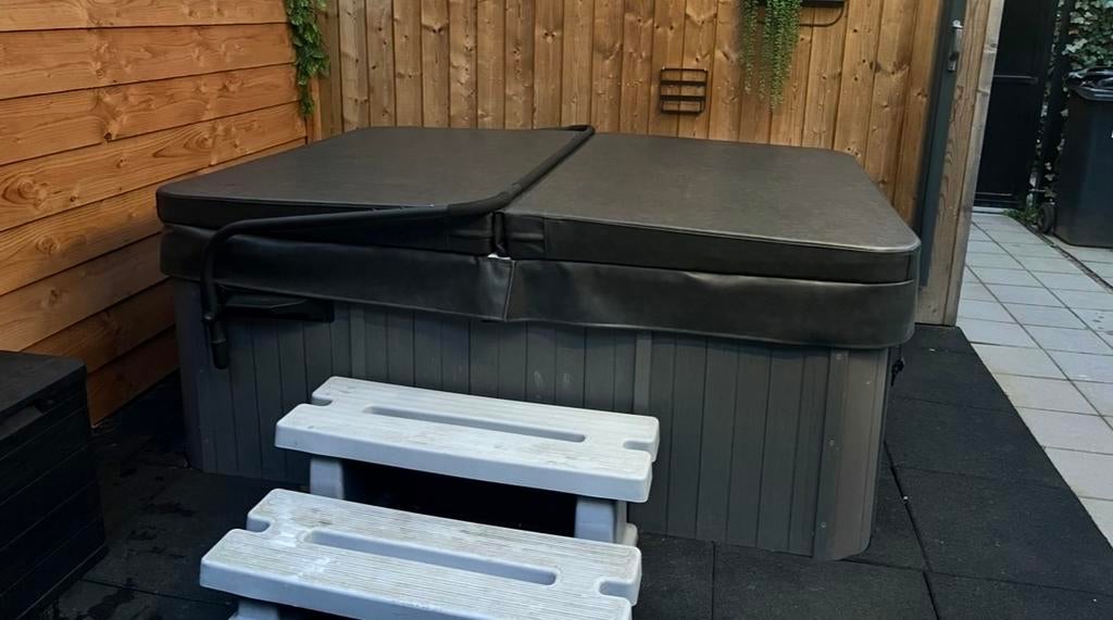Jacuzzi 150 x 100 - Compacte Luxe, Ophalen of Verzenden, Zo goed als nieuw, Afdekzeil, Vast