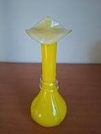 Geel vaasje met kelk en glazen ringen er omheen, Ophalen of Verzenden