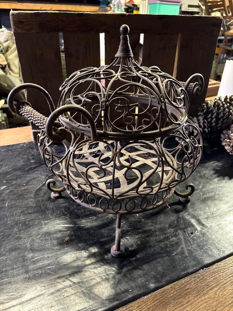 Decoratieve gietijzeren mand met deksel, Ophalen