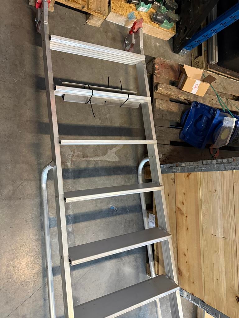 Bordes trap  220 hoog, Ophalen of Verzenden, Zo goed als nieuw, 2 tot 4 meter