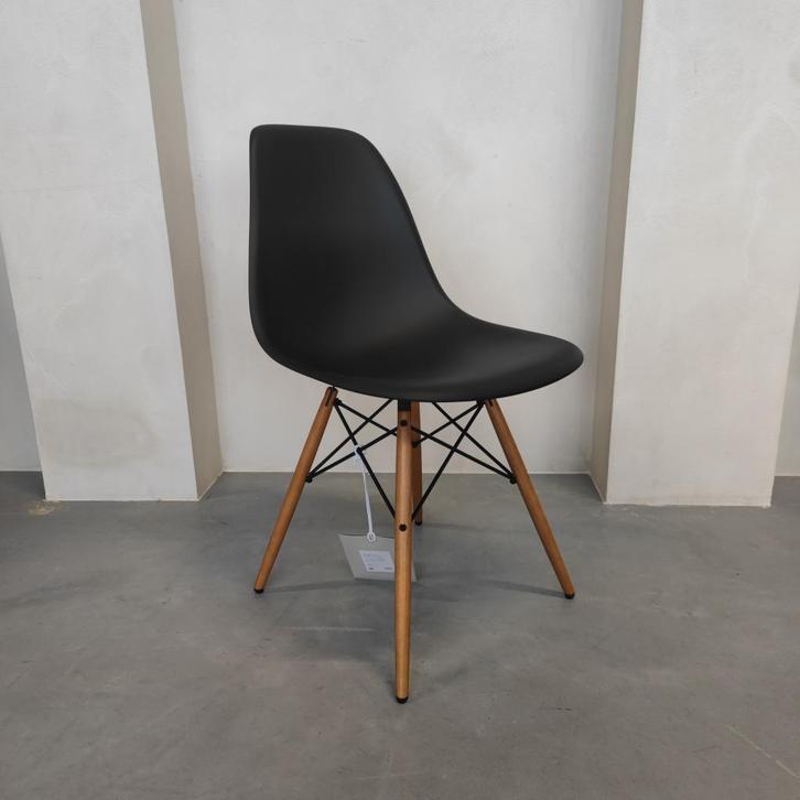 Vitra DSW - Esdoorn (Diepzwart), Antiek en Kunst, Antiek | Meubels | Stoelen en Banken, Ophalen of Verzenden