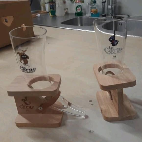 2 La Corne hoornvormige bierglazen met houten standaard, Ophalen of Verzenden, Zo goed als nieuw, Glas of Glazen, Overige merken