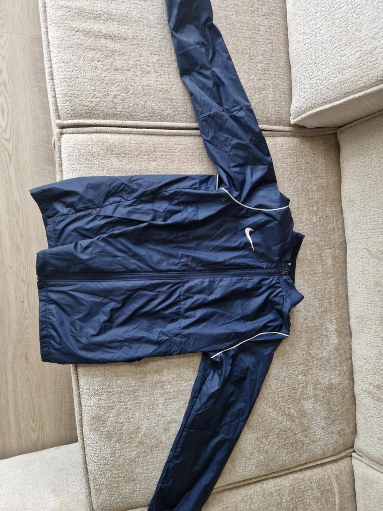 Nike regenjasje maat 158-170 (XL) - Zo goed als nieuw, Kinderen en Baby's, Kinderkleding | Maat 164, Jongen of Meisje, Ophalen of Verzenden