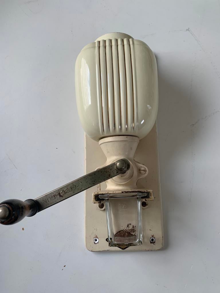 Wandkoffiemolen, Ophalen