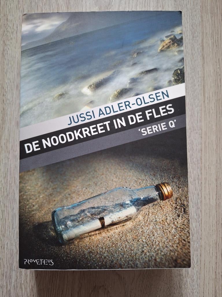 De Noodkreet in de Fles - Jussi Adler-Olsen (Serie Q), Ophalen of Verzenden, Zo goed als nieuw, Jussi Adler-Olsen