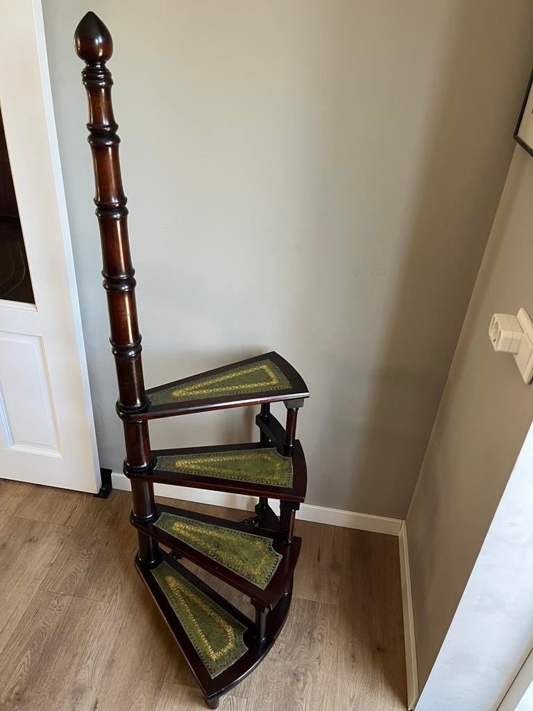 Prachtige bibliotheektrap, bibliotheektrapje. Trap, Ophalen