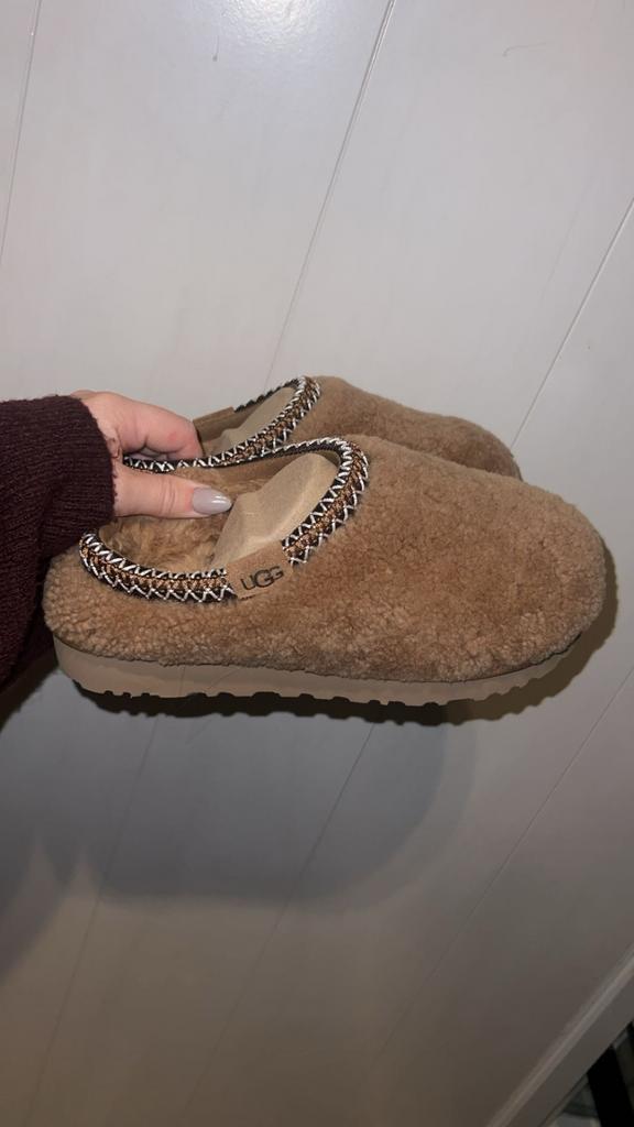 UGG Dames Tasman Maxi Curly Pantoffels - Nieuw in doos, Kleding | Dames, Schoenen, Ophalen of Verzenden, Nieuw, Bruin, Pantoffels of Sloffen