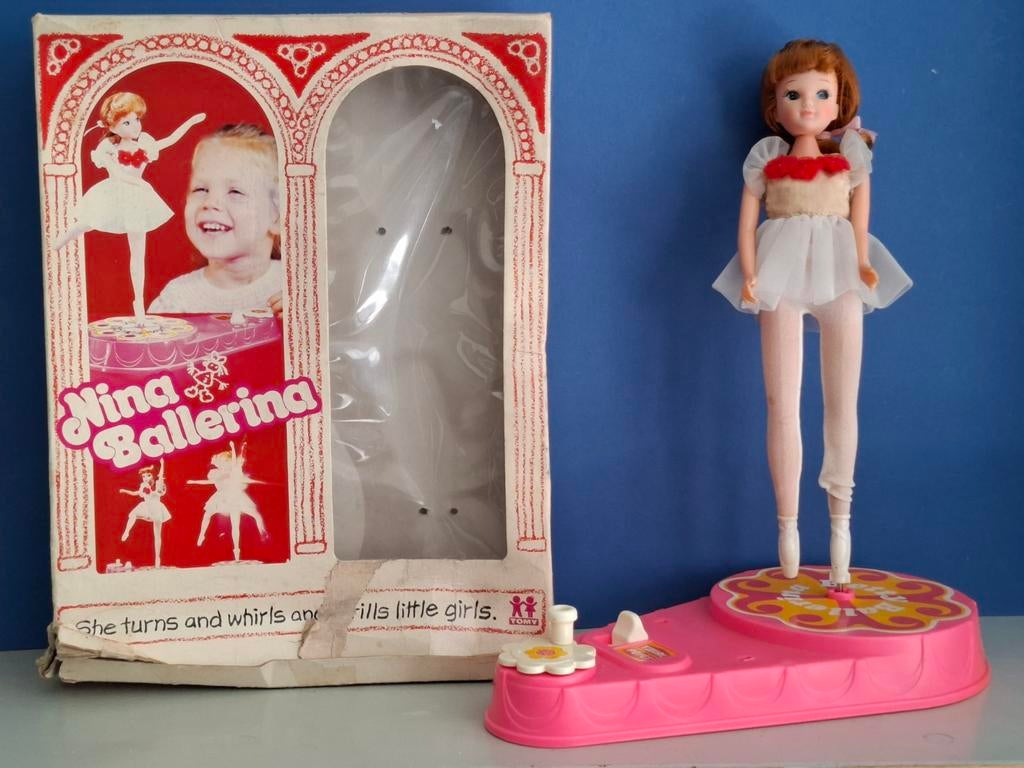 TOMY Toys " Nina Ballerina "pop met draaiplateau en doos, Ophalen of Verzenden
