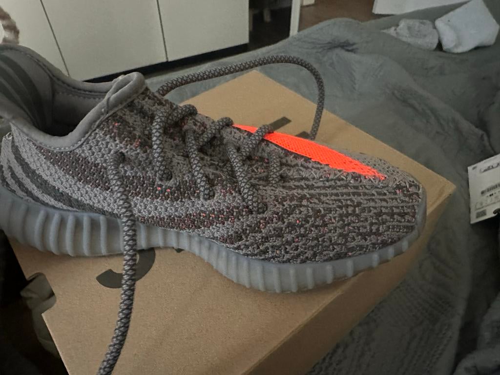 Grijze Yeezys adidas sneakers maat 37 nieuw orgineel, Kleding | Dames, Schoenen, Ophalen of Verzenden, Zo goed als nieuw, Grijs