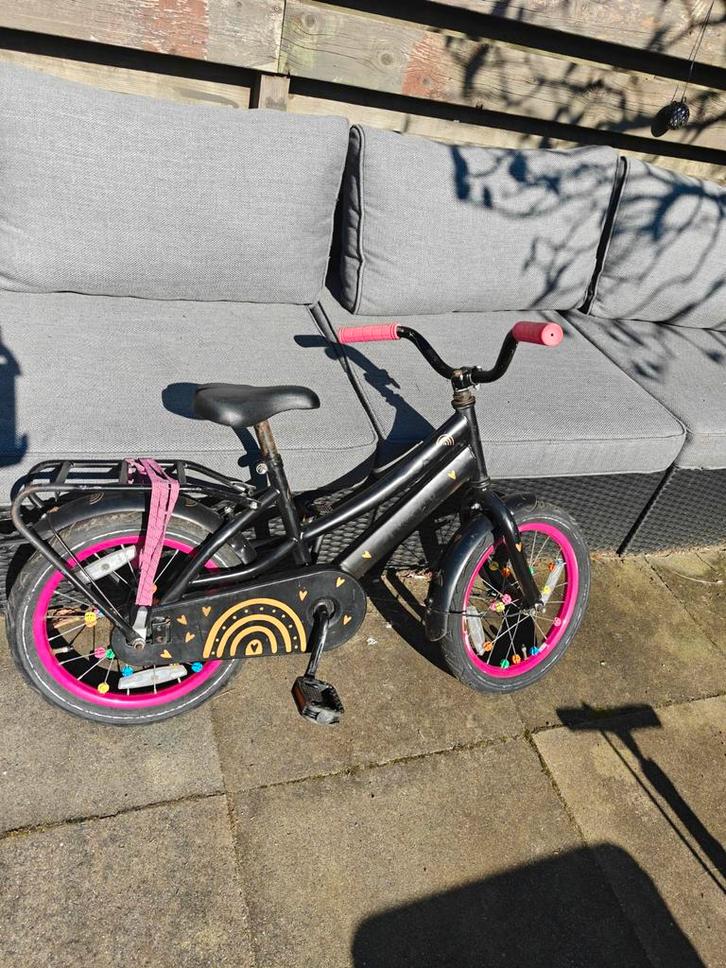 Gebruikte 16 inch kinderfiets - Zwart met roze accenten, Fietsen en Brommers, Fietsen | Kinderfietsjes, Gebruikt, 16 tot 20 inch