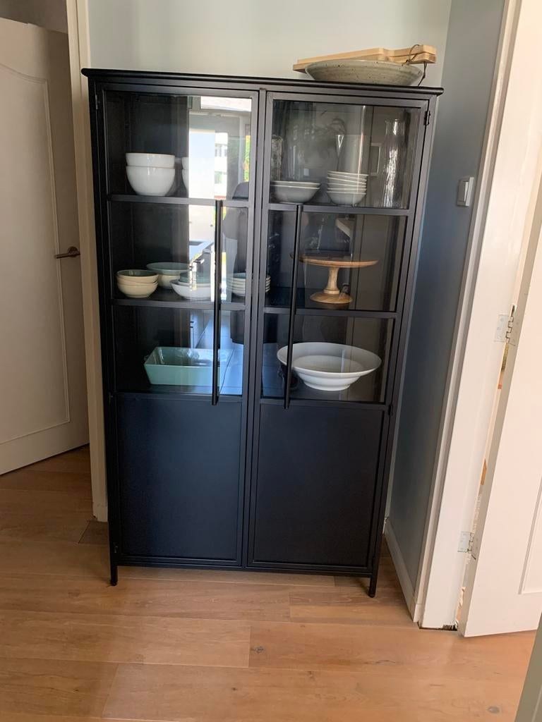 Woood Exhibit vitrinekast metaal zwart zgan, Huis en Inrichting, Ophalen, 50 tot 100 cm, Zo goed als nieuw, Metaal