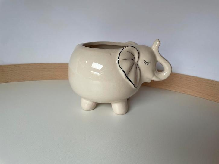 Schattige olifant bloempot met craquelé effect, Tuin en Terras, Bloempotten, Zo goed als nieuw, Aardewerk, Binnen, Minder dan 40 cm