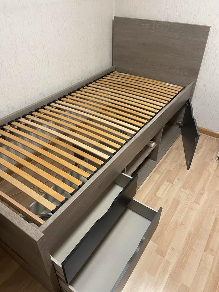 Eenpersoonsbed met stevig frame en opbergruimte, Huis en Inrichting, Slaapkamer | Bedden, Zo goed als nieuw, Eenpersoons, 90 cm