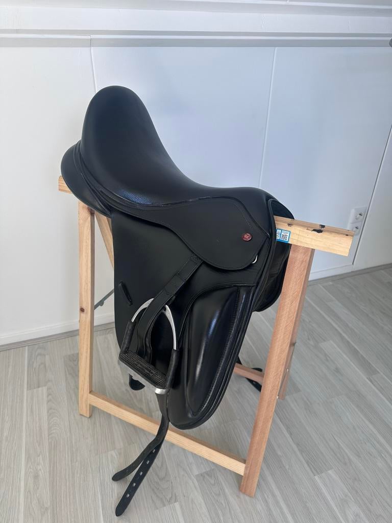 Kent & Masters Dressuurzadel 18” compleet, Dieren en Toebehoren, Paarden en Pony's | Zadels, Ophalen, Zo goed als nieuw, Dressuur