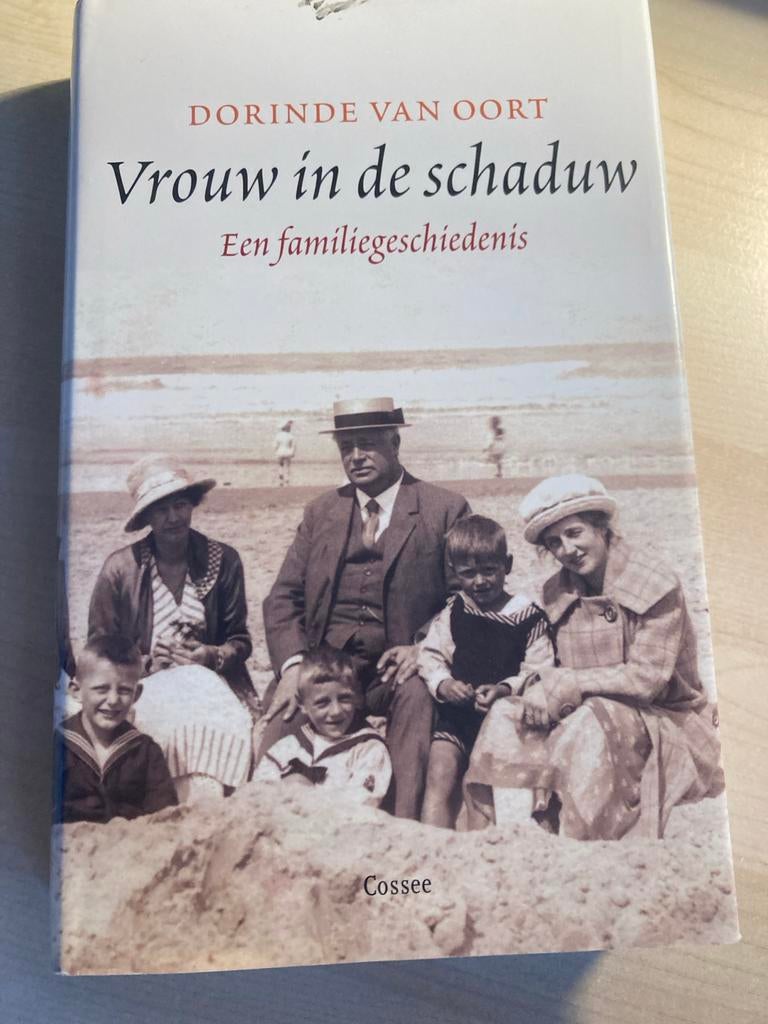 Vrouw in de schaduw - Dorinde van Oort, Boeken, Ophalen of Verzenden, Gelezen