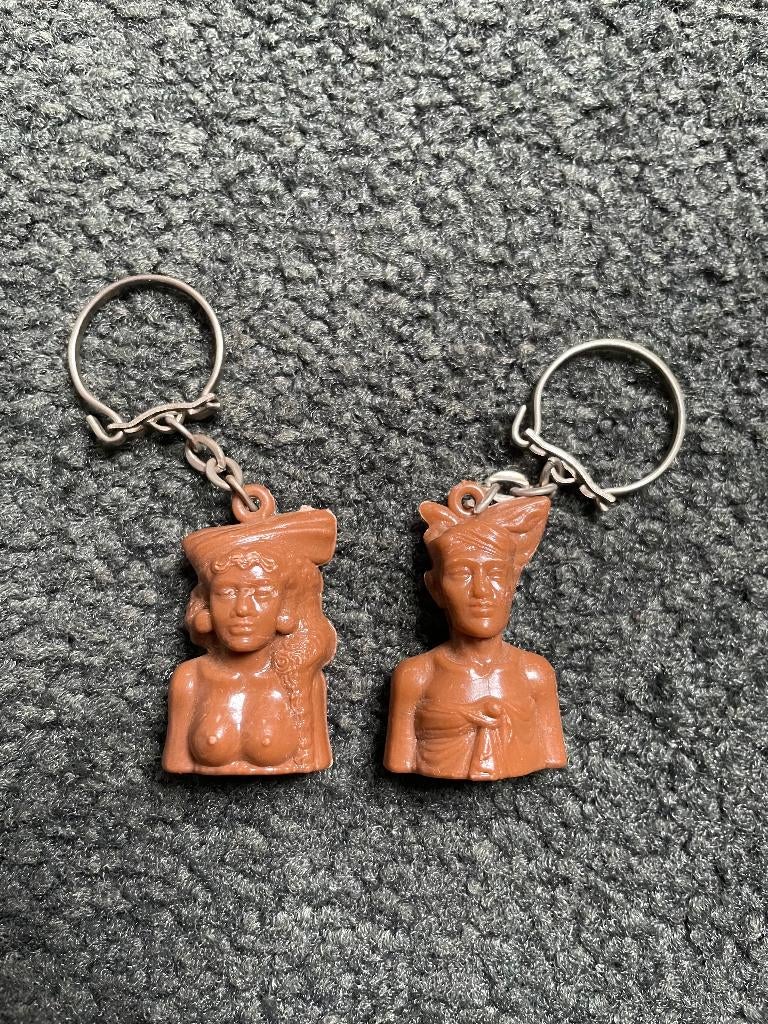 Sleutelhanger: Javaanse vrouw en man, Ophalen of Verzenden, Zo goed als nieuw, Knuffel of Figuurtje