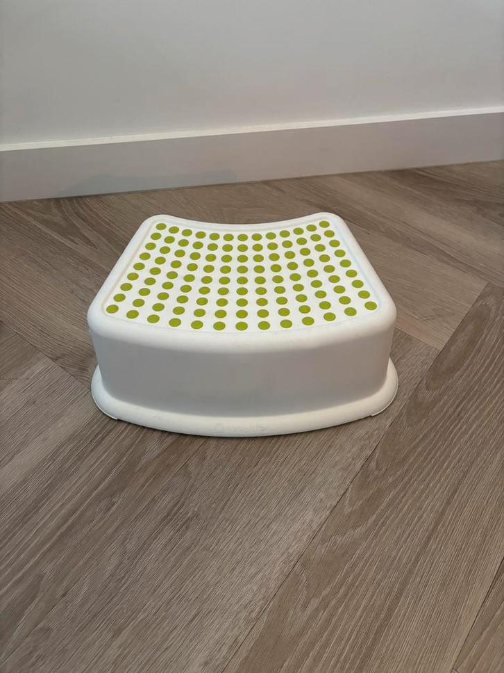 Witte kinder opstap kruk met groene stippen, Kinderen en Baby's, Kinderkamer | Overige Meubels, Zo goed als nieuw, Stoel, Ophalen of Verzenden