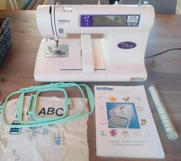 Brother PE-180D Disney borduurmachine met accessoires, Hobby en Vrije tijd, Ophalen of Verzenden, Zo goed als nieuw, Borduurmachine