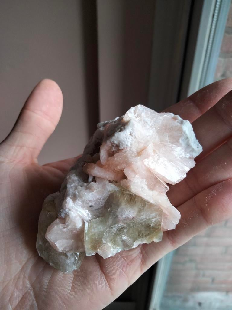 Mineraal met roze en lichtgroene kristallen, Ophalen of Verzenden