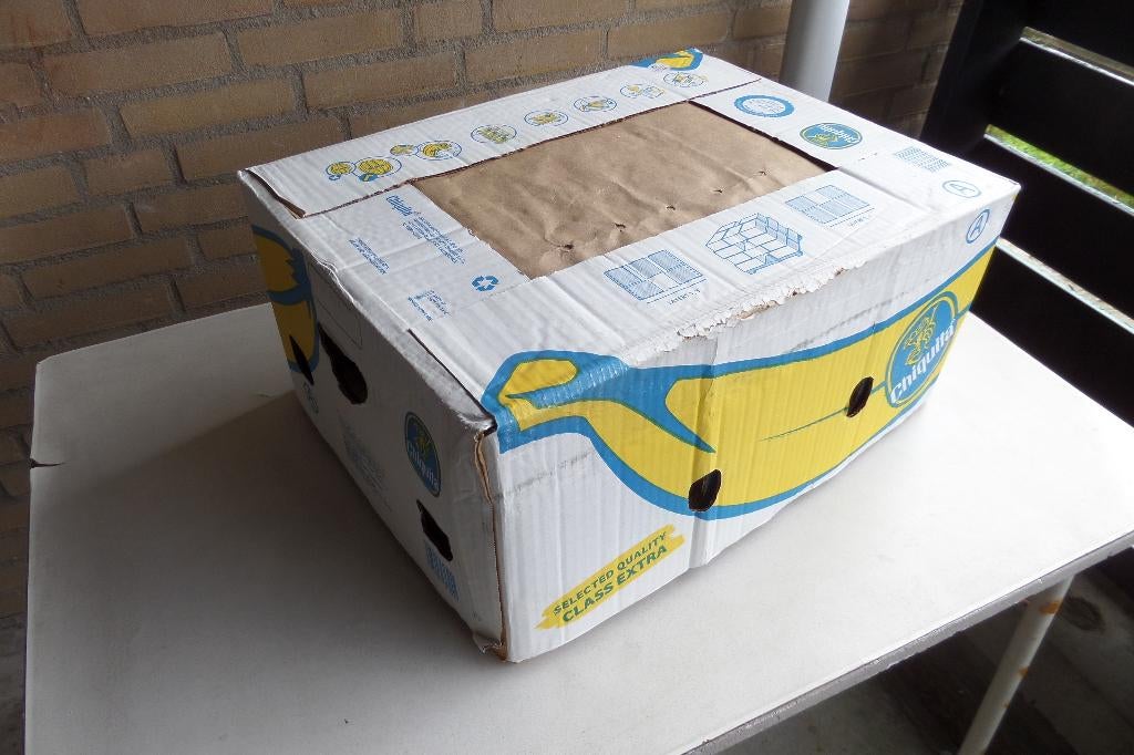 Grote bananen doos gevuld met postzegel verzameling, Ophalen of Verzenden, Nederland en Buitenland