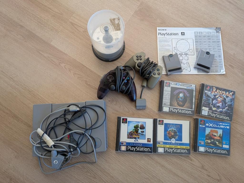Playstation 1 en games te koop + cheat cartridges, Spelcomputers en Games, Ophalen, Gebruikt, Overige modellen, Met games