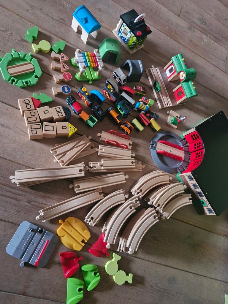 Grote set Brio/Ikea treinbaan met Remise, station, wasstraat, Ophalen