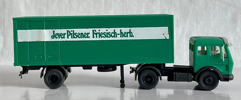 Kibri H0: Mercedes-Benz met oplegger "Jever Pilsener", Ophalen of Verzenden, Gebruikt, Bus of Vrachtwagen, Overige merken