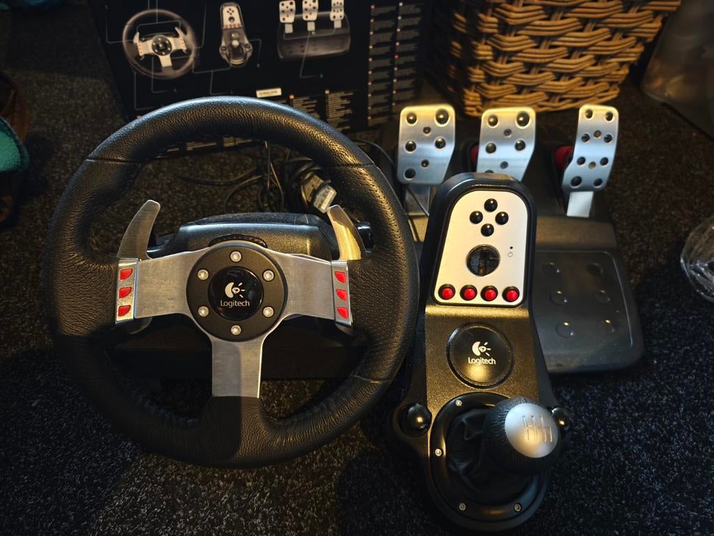 Logitech G27 racestuur met pedalen en H-shifter, Gebruikt, 1 speler, Ophalen of Verzenden, Vanaf 3 jaar