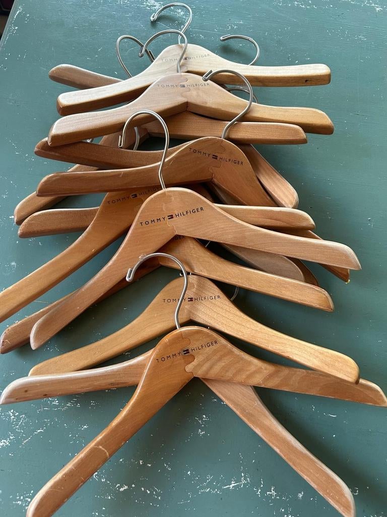 Tommy Hilfiger houten kledinghangers 13 stuks baby peuter kl, Kleding | Dames, Kledinghangers, Ophalen, Zo goed als nieuw, Hout