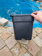 Zwarte kunststof bloempot, Ophalen