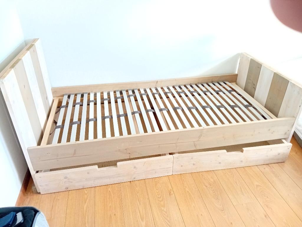 Kinderbed steigerhout incl lattenbodem en 2 opberglades, Ophalen, 85 tot 100 cm, Gebruikt, Lattenbodem