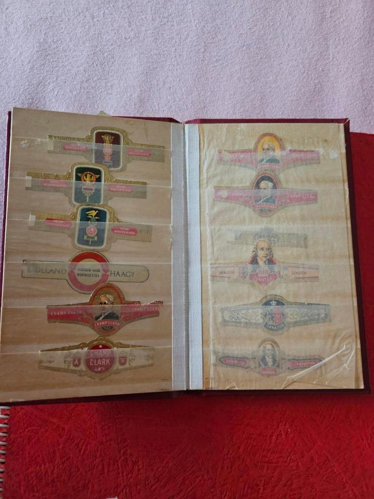 Verzameling sigarenbandjes in album - diverse merken, Verzamelen, Overige Verzamelen, Gebruikt, Ophalen of Verzenden